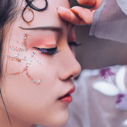 淡紫嬌艷帶團(tuán)扇女生頭像，唯美古風(fēng)真人頭像