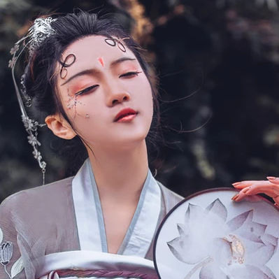 淡紫嬌艷帶團(tuán)扇女生頭像，唯美古風(fēng)真人頭像