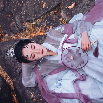 淡紫嬌艷帶團(tuán)扇女生頭像，唯美古風(fēng)真人頭像