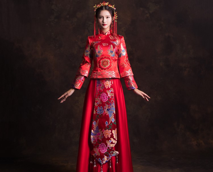 鳳戲牡丹圖案新娘結(jié)婚禮服，優(yōu)雅唯美中式禮服