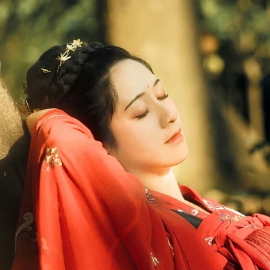 彼岸花團扇紅妝紅衣頭像，唯美古風真人頭像