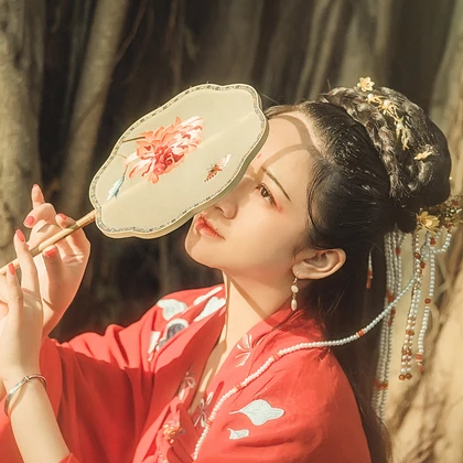 彼岸花團扇紅妝紅衣頭像，唯美古風真人頭像