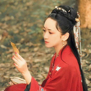 彼岸花團扇紅妝紅衣頭像，唯美古風真人頭像