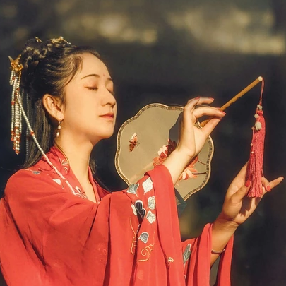 彼岸花團扇紅妝紅衣頭像，唯美古風真人頭像