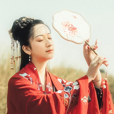 彼岸花團扇紅妝紅衣頭像，唯美古風真人頭像