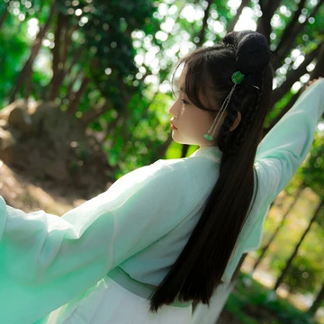 落花無情帶傘女生頭像，唯美古風(fēng)真人頭像