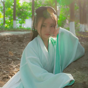 落花無情帶傘女生頭像，唯美古風(fēng)真人頭像