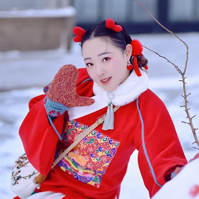 雪景俏皮可愛女生頭像，唯美古風真人頭像