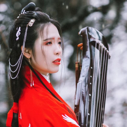 紅衣雪景女生頭像，唯美古風(fēng)真人頭像