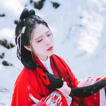 紅衣雪景女生頭像，唯美古風(fēng)真人頭像