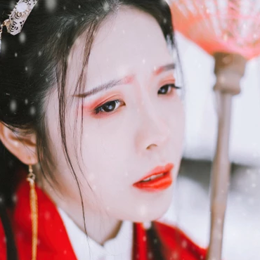 紅衣雪景女生頭像，唯美古風(fēng)真人頭像
