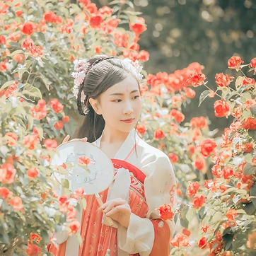 花開(kāi)帶團(tuán)扇女生頭像，唯美古風(fēng)真人頭像