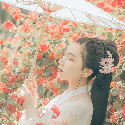 花開(kāi)帶團(tuán)扇女生頭像，唯美古風(fēng)真人頭像