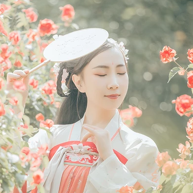 花開(kāi)帶團(tuán)扇女生頭像，唯美古風(fēng)真人頭像