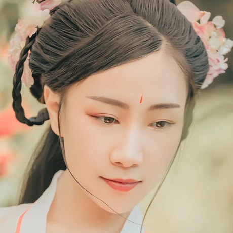 花開(kāi)帶團(tuán)扇女生頭像，唯美古風(fēng)真人頭像