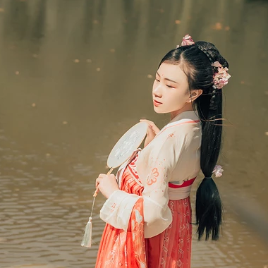 花開(kāi)帶團(tuán)扇女生頭像，唯美古風(fēng)真人頭像