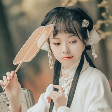 文藝復(fù)古帶團(tuán)扇女生頭像，唯美古風(fēng)真人頭像