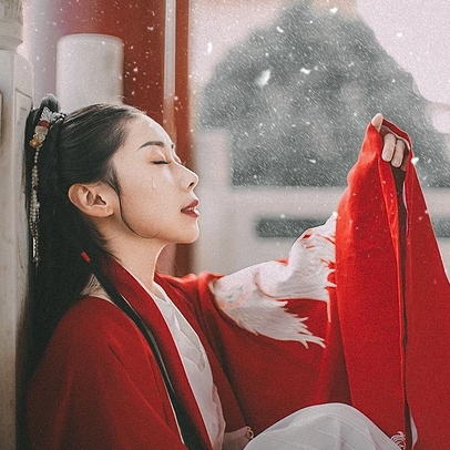 雪紛紛紅衣帶傘女生頭像，唯美古風(fēng)真人頭像