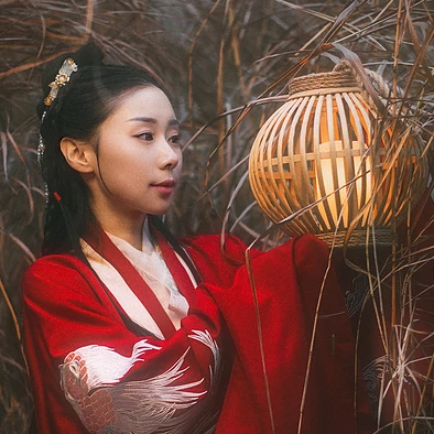 雪紛紛紅衣帶傘女生頭像，唯美古風(fēng)真人頭像