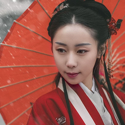 雪紛紛紅衣帶傘女生頭像，唯美古風(fēng)真人頭像