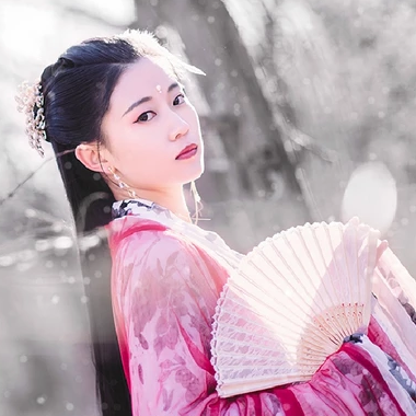 雪仙子紅衣帶折扇女生頭像，唯美古風真人頭像