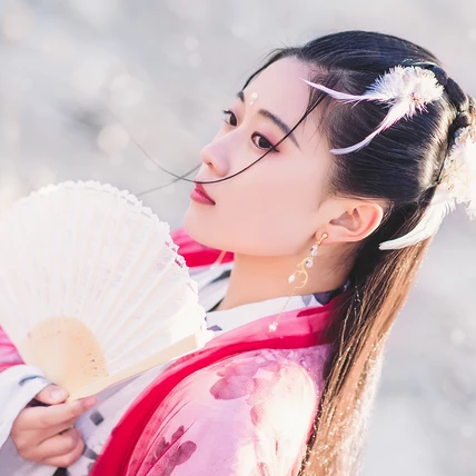 雪仙子紅衣帶折扇女生頭像，唯美古風真人頭像