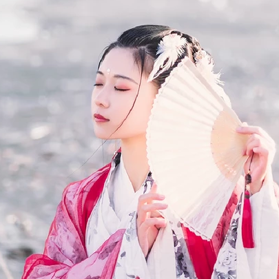 雪仙子紅衣帶折扇女生頭像，唯美古風真人頭像