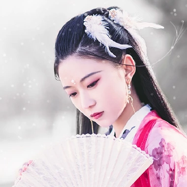 雪仙子紅衣帶折扇女生頭像，唯美古風真人頭像