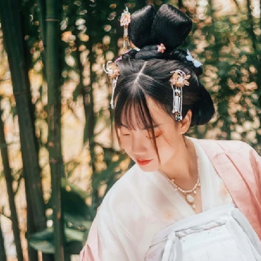 粉衣帶團扇女生頭像，唯美古風真人頭像