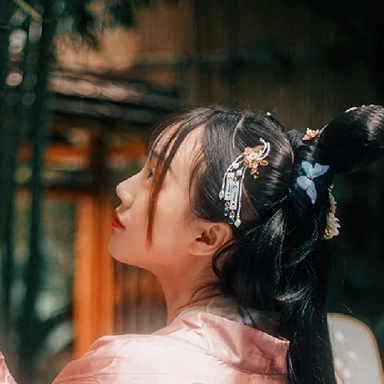 粉衣帶團扇女生頭像，唯美古風真人頭像