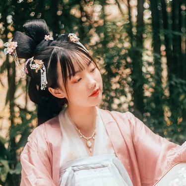 粉衣帶團扇女生頭像，唯美古風真人頭像