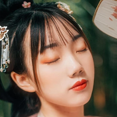 粉衣帶團扇女生頭像，唯美古風真人頭像