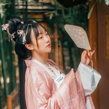 粉衣帶團扇女生頭像，唯美古風真人頭像