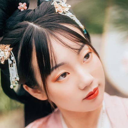 粉衣帶團扇女生頭像，唯美古風真人頭像