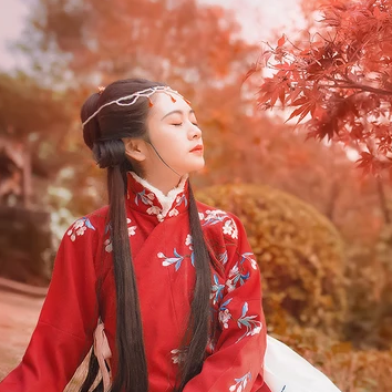 紅葉映霞女生頭像，唯美古風(fēng)真人頭像