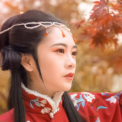 紅葉映霞女生頭像，唯美古風(fēng)真人頭像