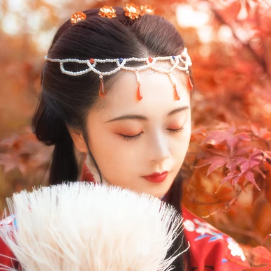 紅葉映霞女生頭像，唯美古風(fēng)真人頭像