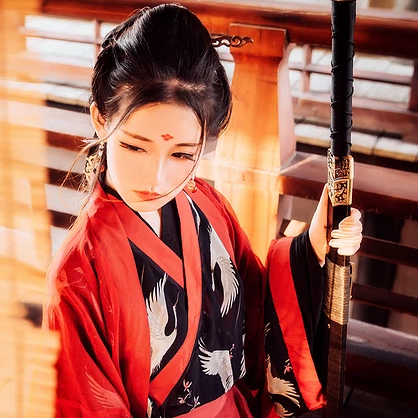 江湖帶兵器紅衣女生頭像，唯美古風(fēng)真人頭像