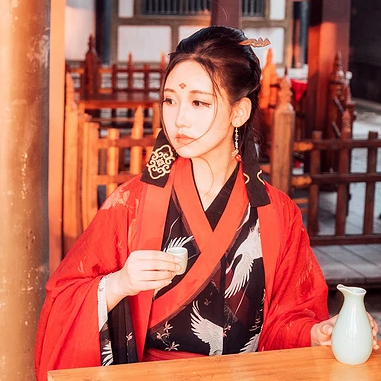 江湖帶兵器紅衣女生頭像，唯美古風(fēng)真人頭像