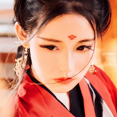 江湖帶兵器紅衣女生頭像，唯美古風(fēng)真人頭像