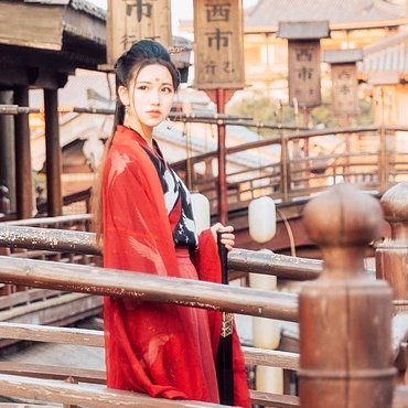 江湖帶兵器紅衣女生頭像，唯美古風(fēng)真人頭像