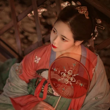 紅紗帶團(tuán)扇女生頭像，唯美古風(fēng)真人頭像