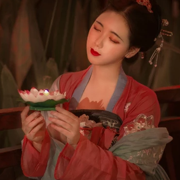 紅紗帶團(tuán)扇女生頭像，唯美古風(fēng)真人頭像