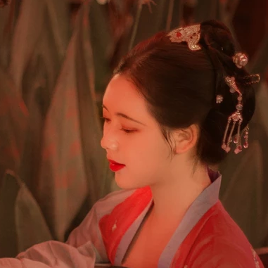 紅紗帶團(tuán)扇女生頭像，唯美古風(fēng)真人頭像