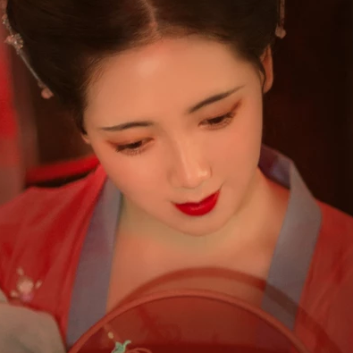 紅紗帶團(tuán)扇女生頭像，唯美古風(fēng)真人頭像