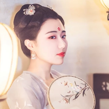 燈下帶團扇女生頭像，唯美古風真人頭像
