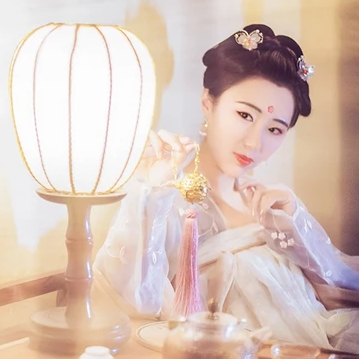 燈下帶團扇女生頭像，唯美古風真人頭像