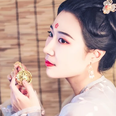 燈下帶團扇女生頭像，唯美古風真人頭像