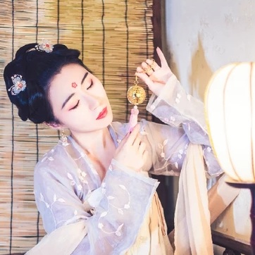 燈下帶團扇女生頭像，唯美古風真人頭像