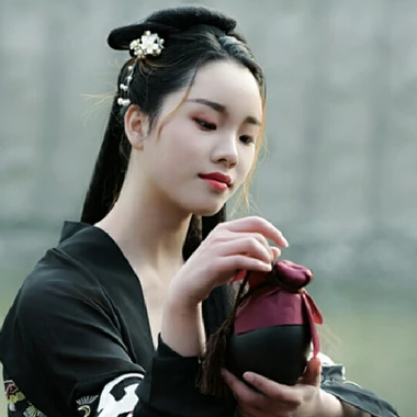 霸氣喝酒帶兵器女生頭像，唯美古風(fēng)真人頭像